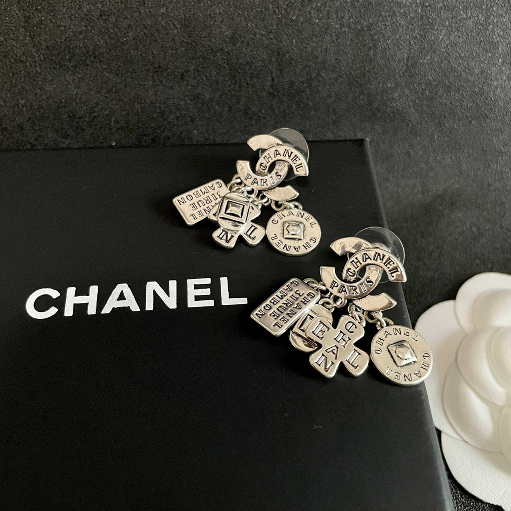 Double-C Emblem Stud Earrings in Polished Metal-Tone – Design 449 detail view