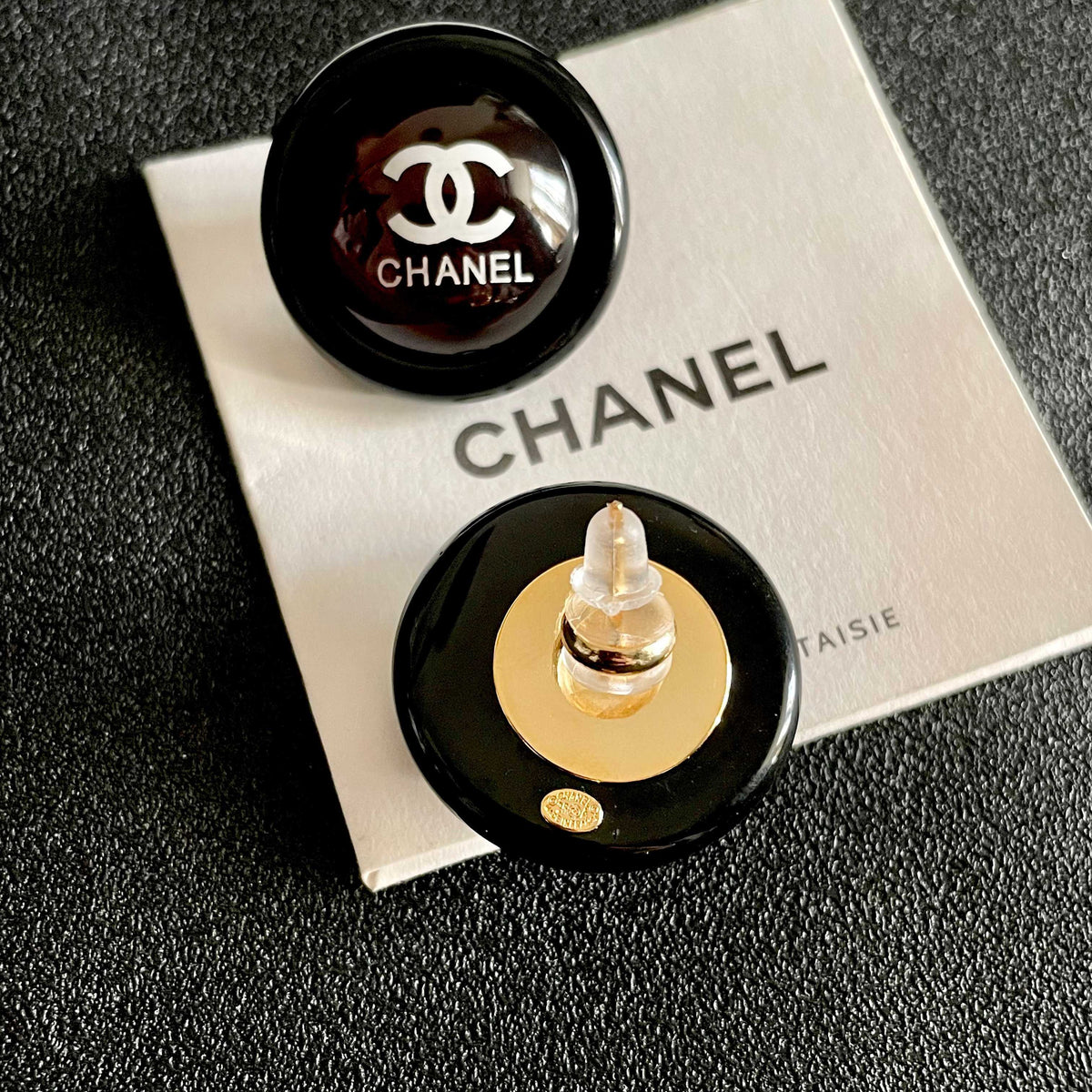 Double-C Emblem Stud Earrings in Polished Metal-Tone – Design 447 main product view