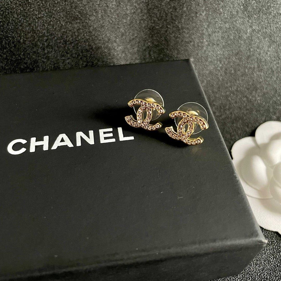 Double-C Emblem Stud Earrings in Polished Metal-Tone – Design 442 detail view