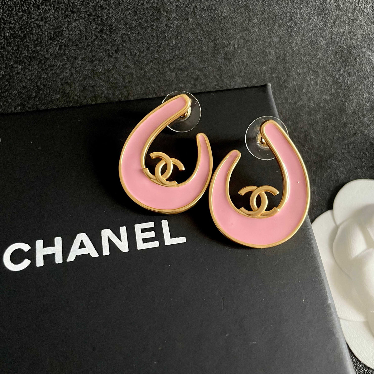 Double-C Emblem Stud Earrings in Polished Metal-Tone – Design 461 detail view