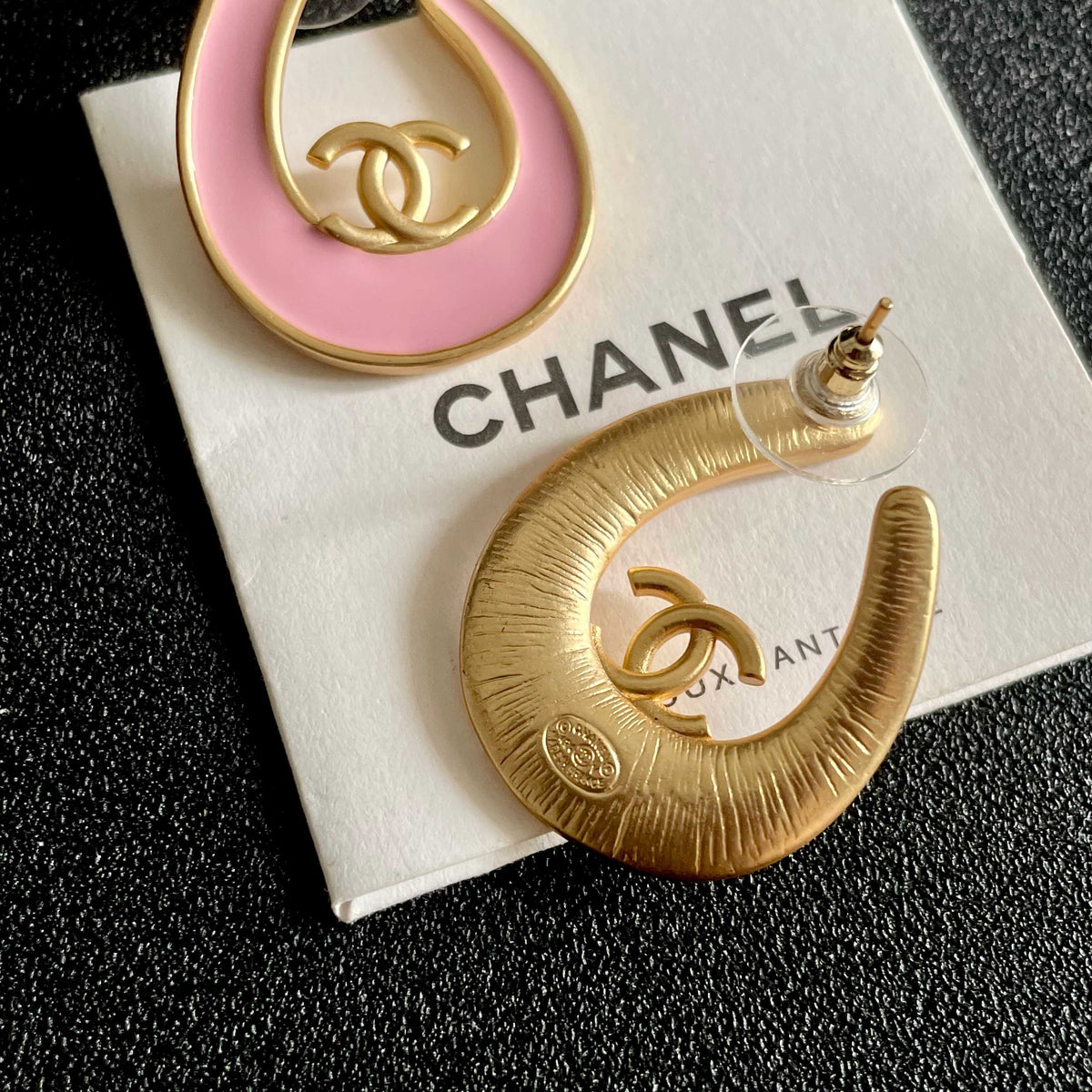 Double-C Emblem Stud Earrings in Polished Metal-Tone – Design 461 main product view
