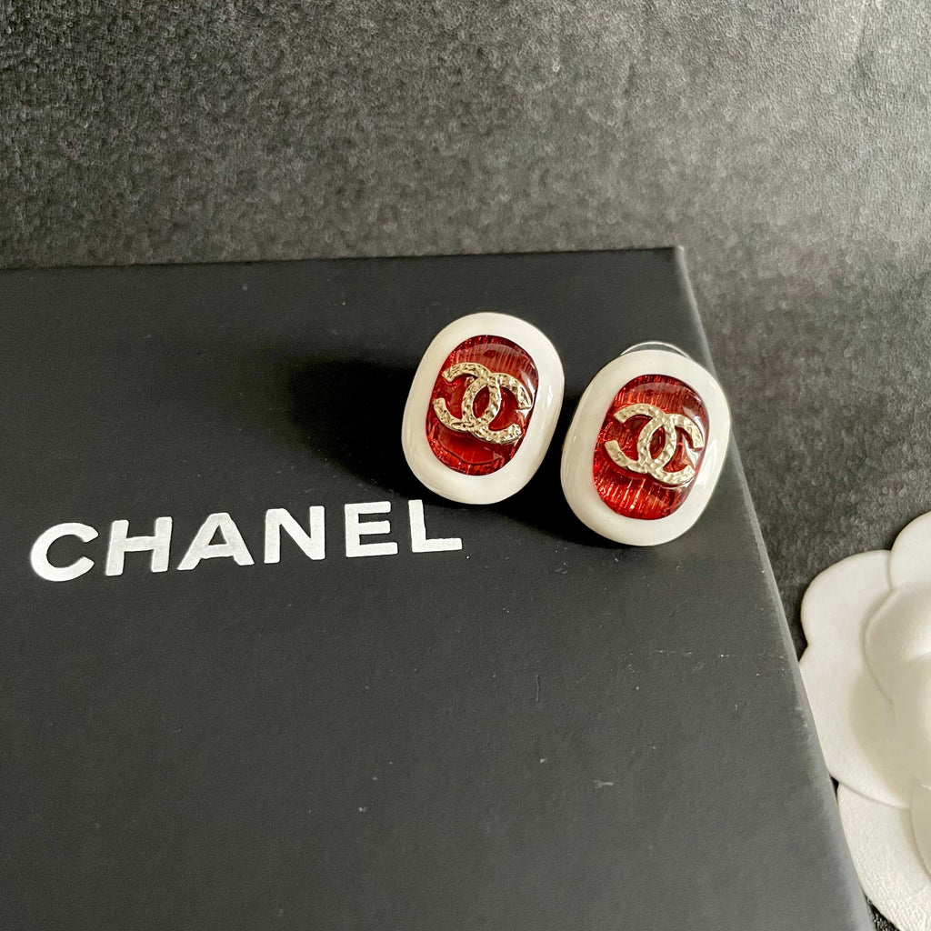 Double-C Emblem Stud Earrings in Polished Metal-Tone – Design 417 detail view