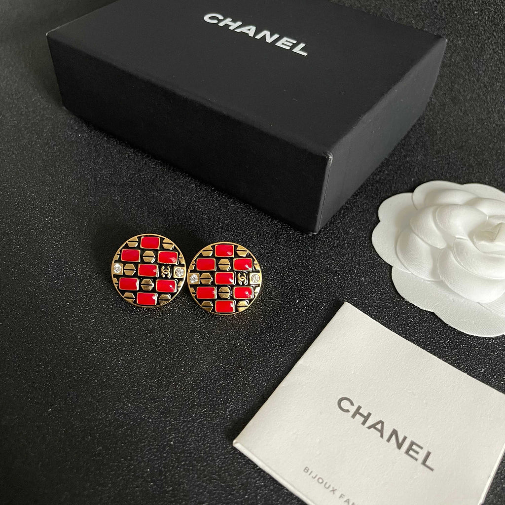 Double-C Emblem Stud Earrings in Polished Metal-Tone – Design 415 close-up detail