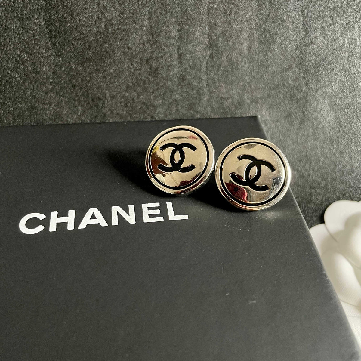 Double-C Emblem Stud Earrings in Polished Metal-Tone – Design 453 detail view