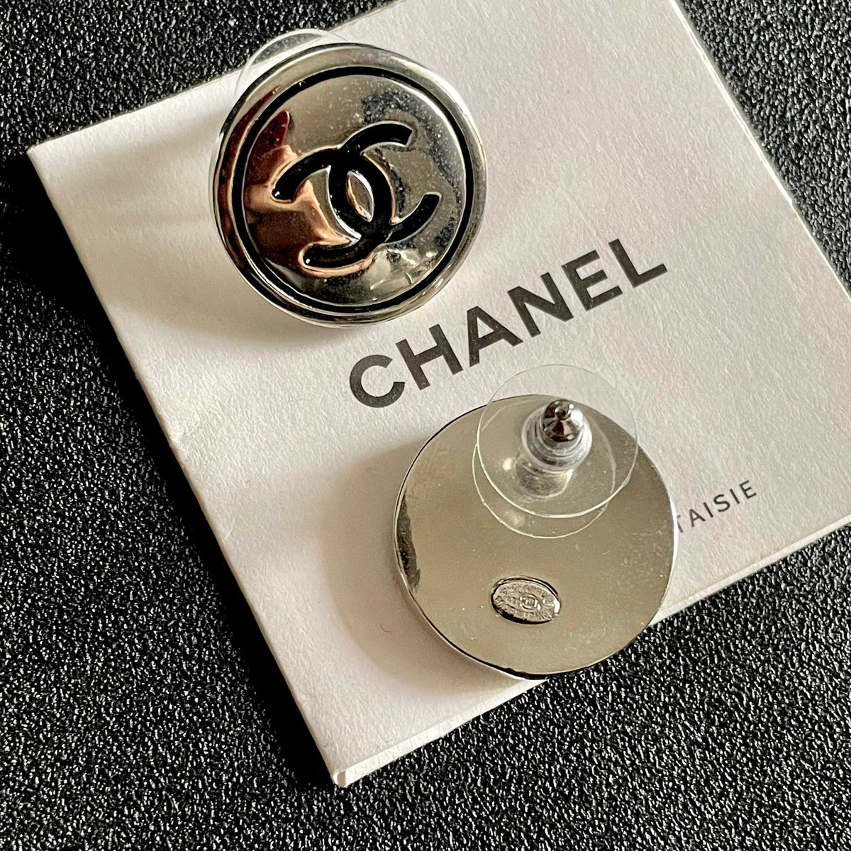 Double-C Emblem Stud Earrings in Polished Metal-Tone – Design 453 main product view