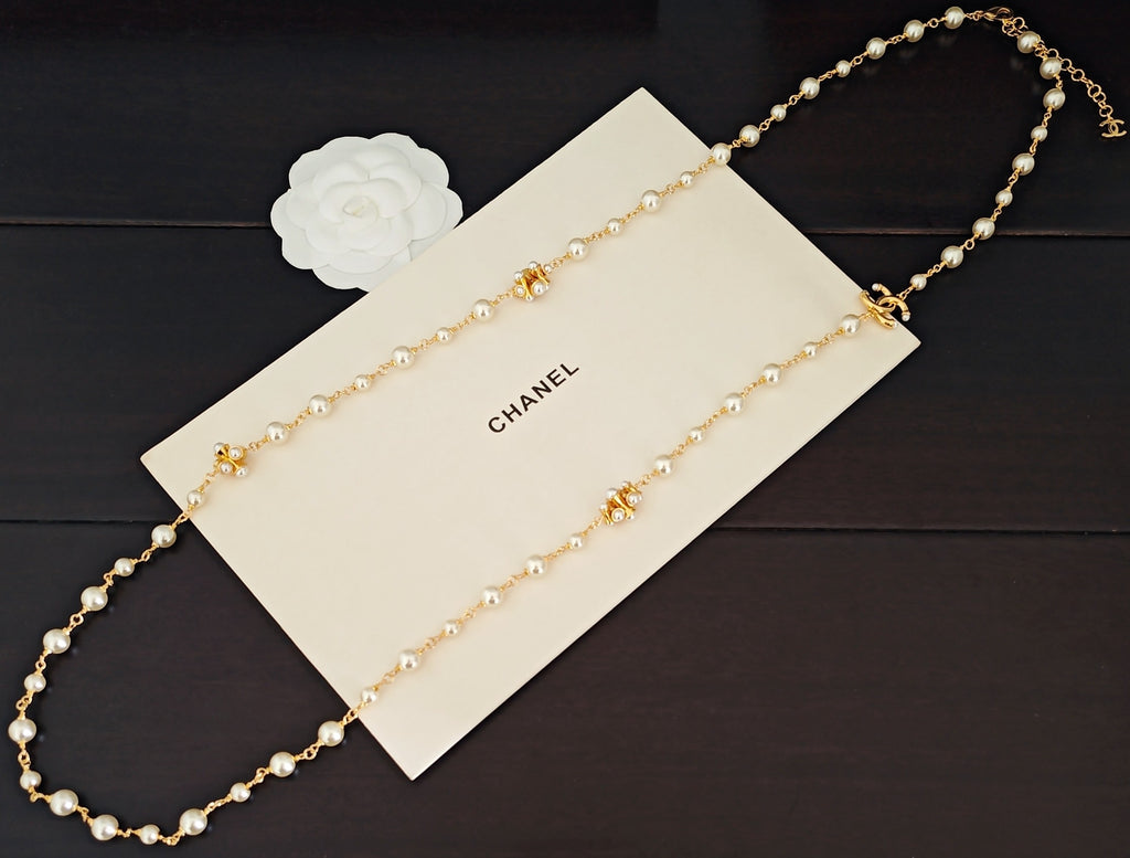 Pearl Pearl-Detail Pendant Necklace – Pearl Detail – Design 063 detail view