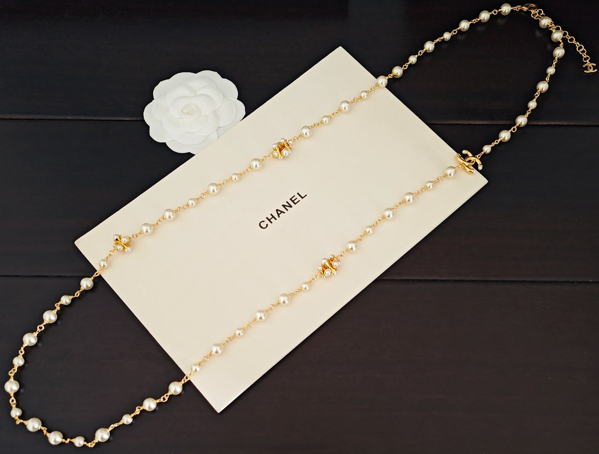 Pearl Pearl-Detail Pendant Necklace – Pearl Detail – Design 070 detail view