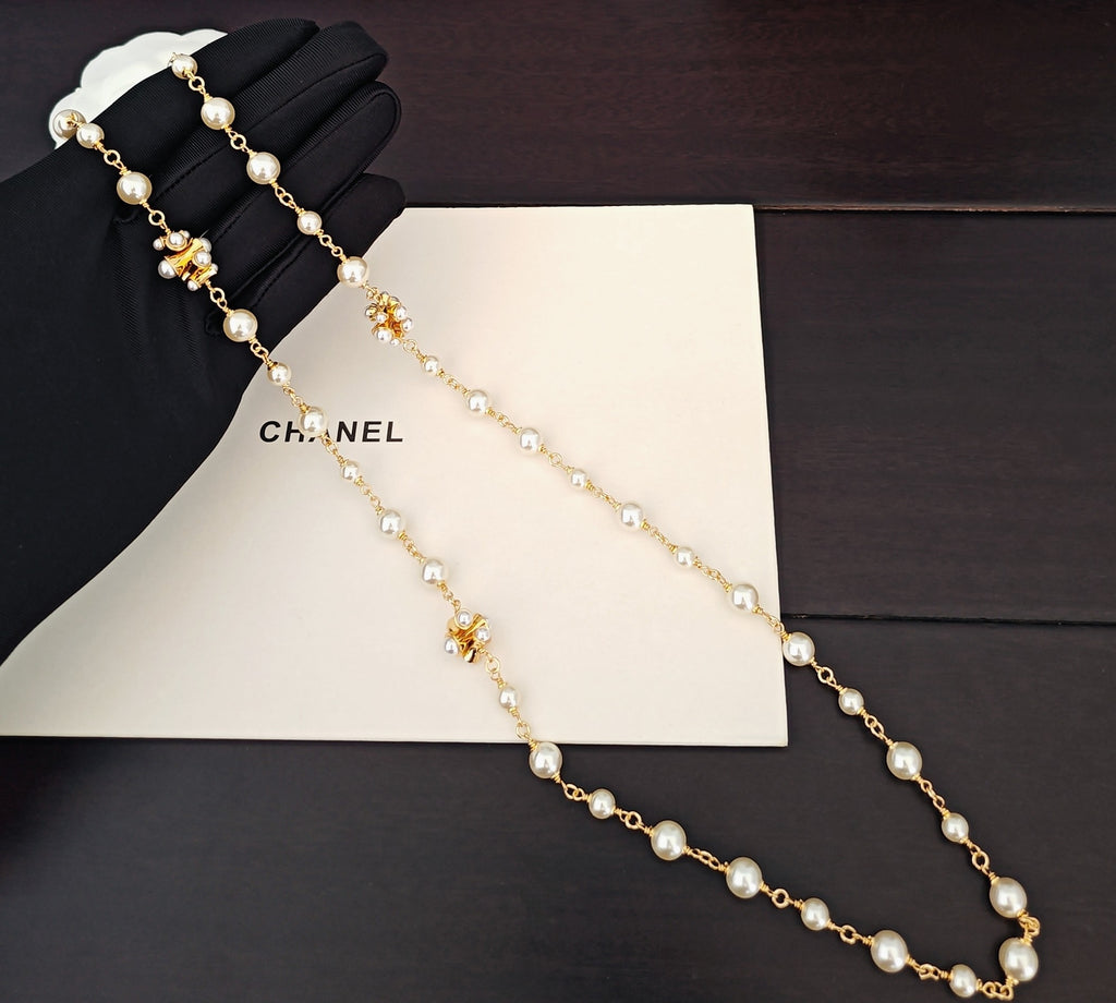Pearl Pearl-Detail Pendant Necklace – Pearl Detail – Design 070 main product view
