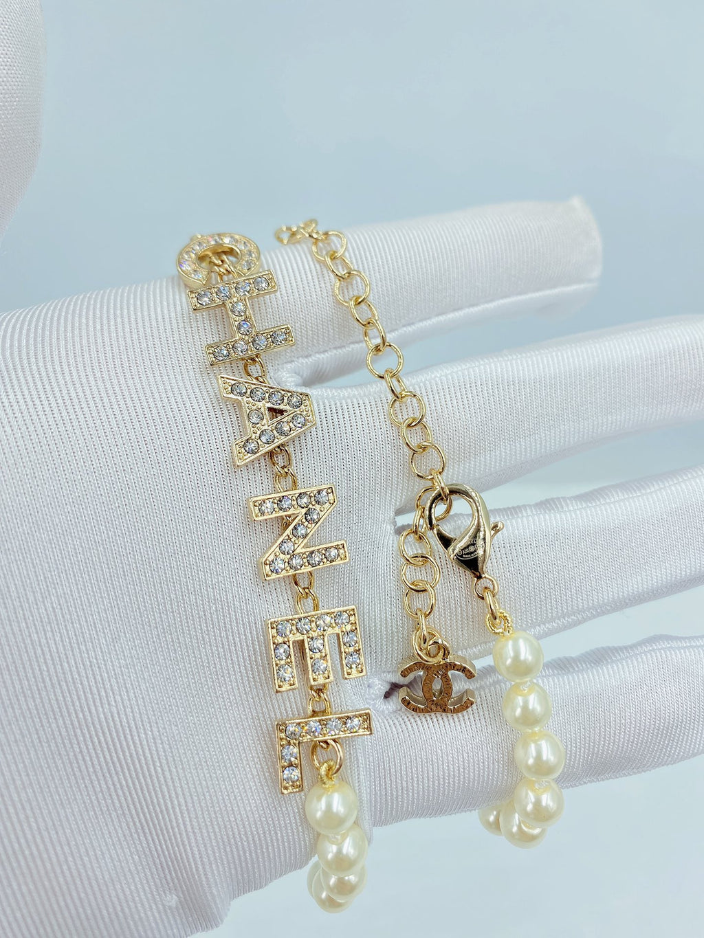 Letter Pearl-Detail Pendant Necklace – Pearl Detail – Design 007 detail view