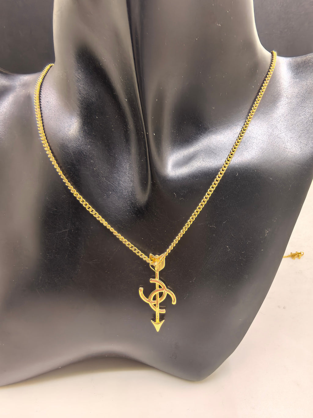 Arrow Pendant Necklace in Gold-Tone – Arrow Detail – Design 003 front product view