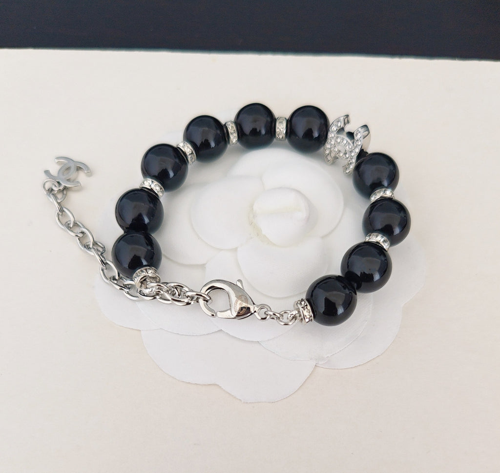 Pearl Bracelet in Gold-Tone – Pearl Detail – Design 009 front product view