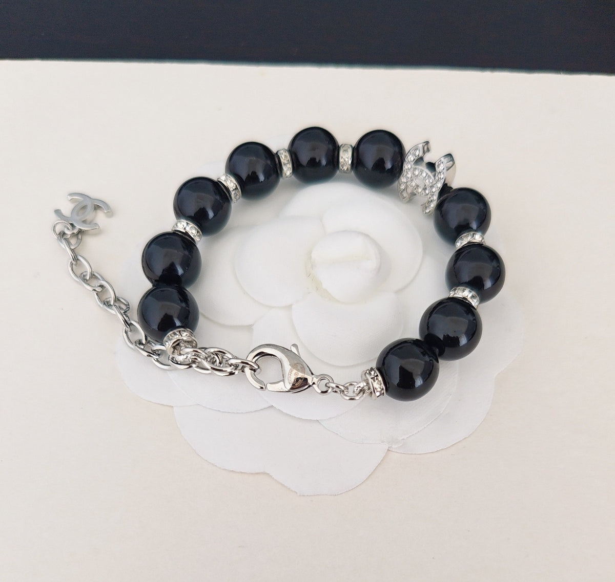Pearl Bracelet in Gold-Tone – Pearl Detail – Design 009 front product view
