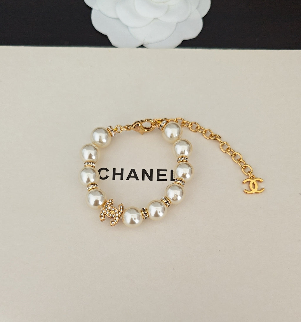Pearl Bracelet in Gold-Tone – Pearl Detail – Design 008 front product view