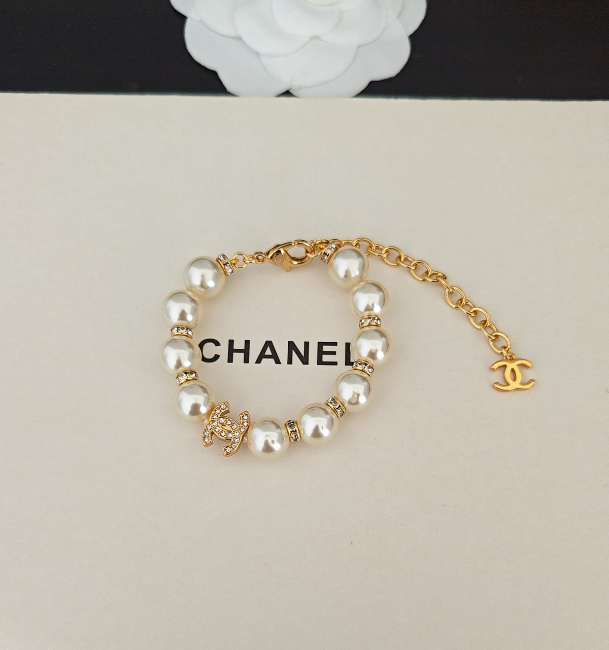 Pearl Bracelet in Gold-Tone – Pearl Detail – Design 008 front product view