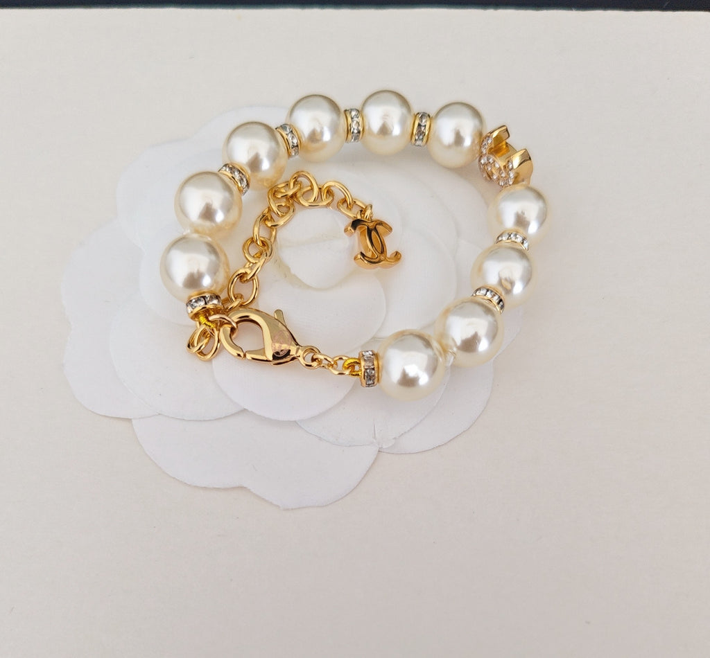 Pearl Bracelet in Gold-Tone – Pearl Detail – Design 008 detail view
