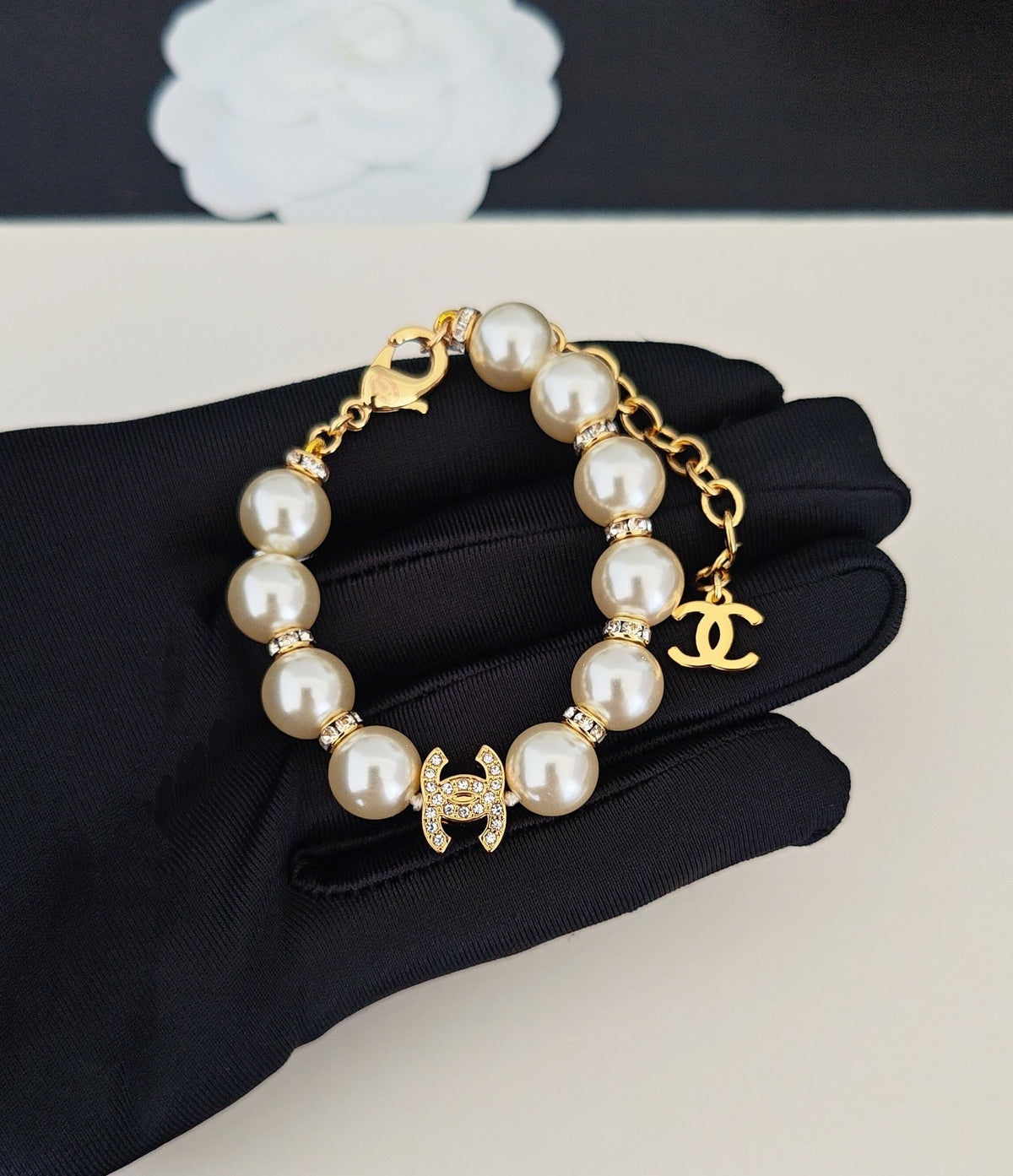 Pearl Bracelet in Gold-Tone – Pearl Detail – Design 006 main product view