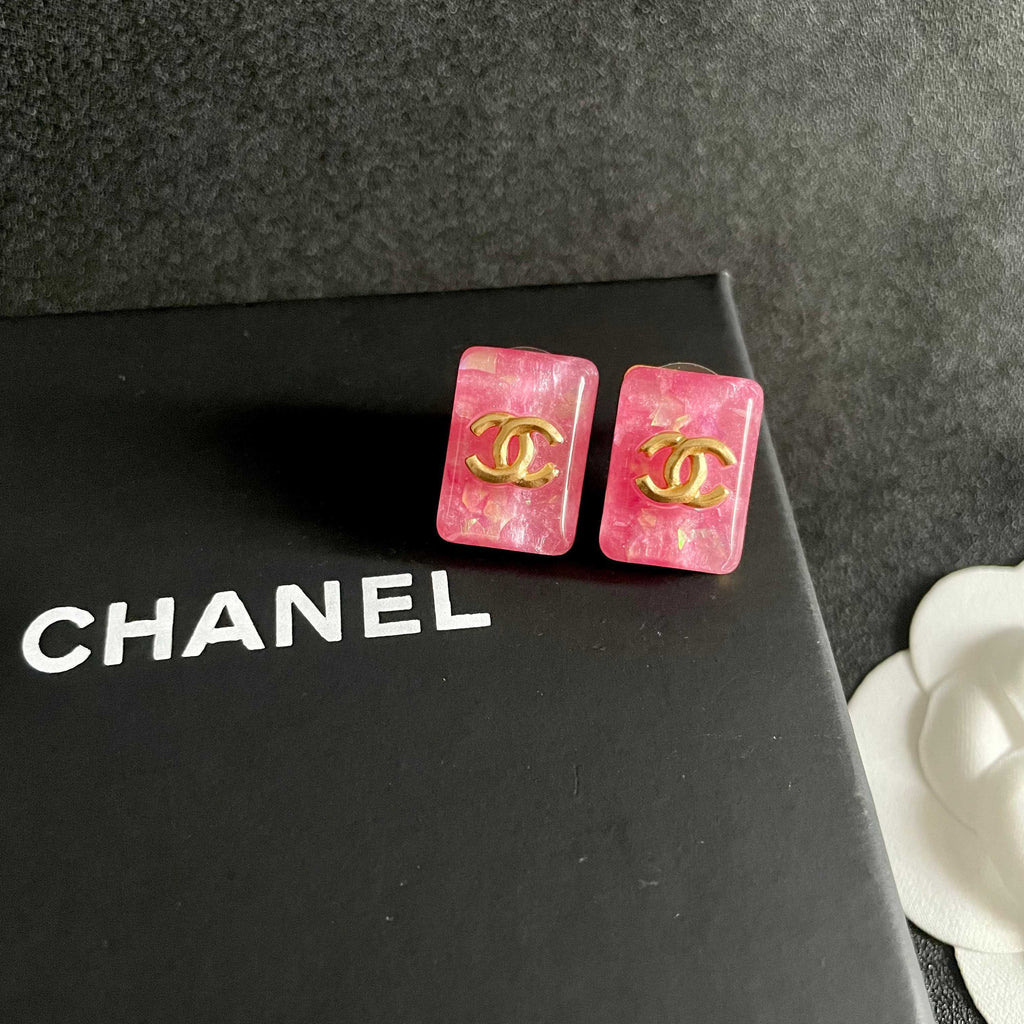 Double-C Emblem Stud Earrings in Polished Metal-Tone – Design 476 detail view