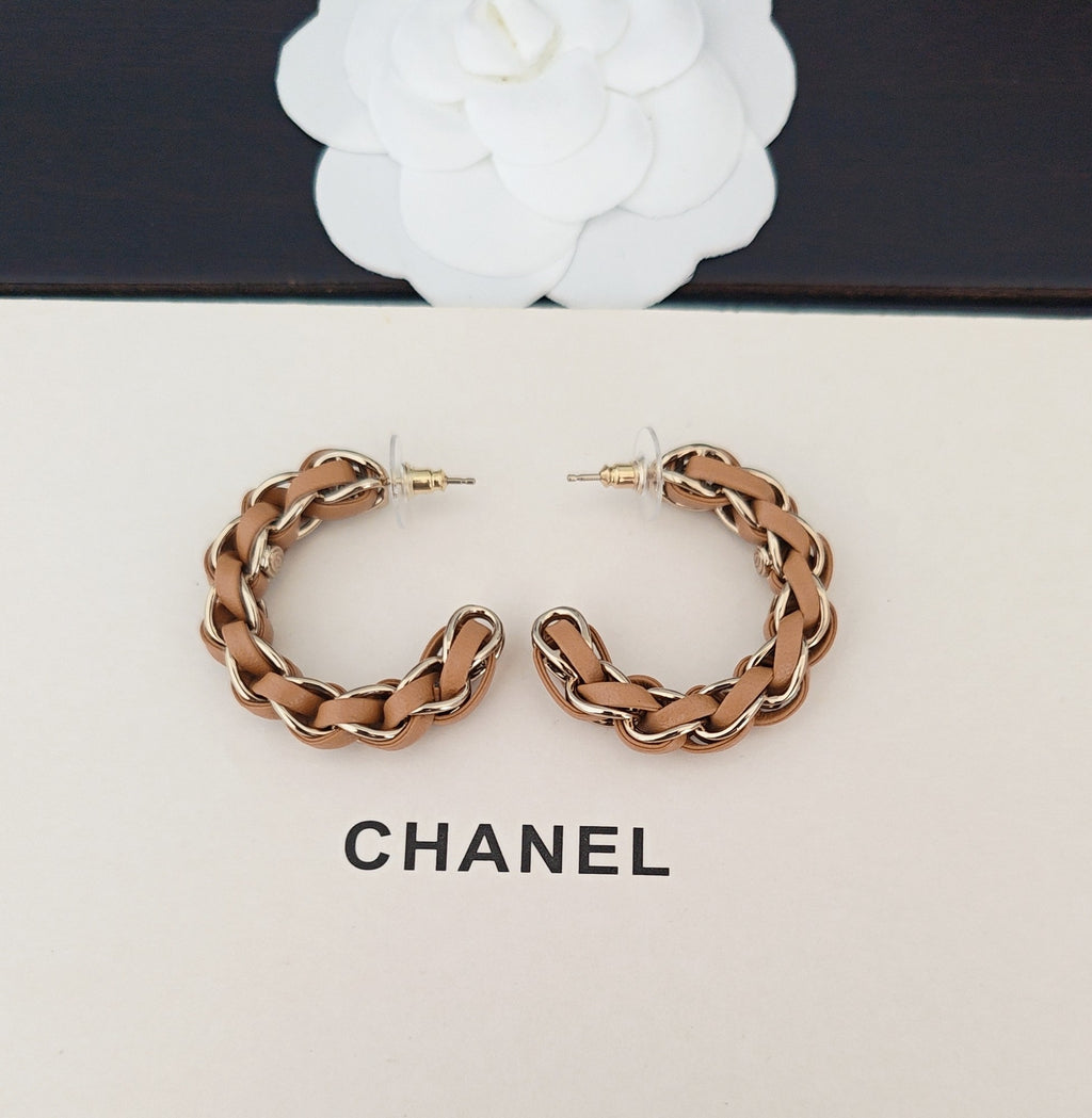 Signature Emblem Jewelry Accessory in Gold-Tone – Design 032 side detail