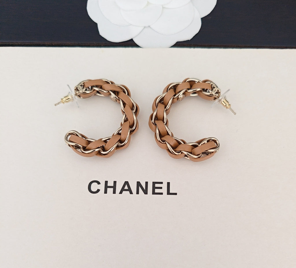 Signature Emblem Jewelry Accessory in Gold-Tone – Design 032 close-up detail
