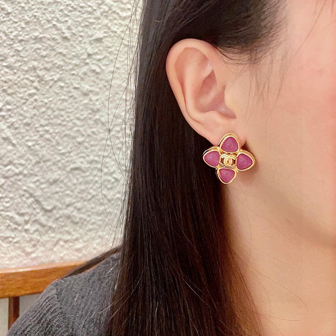 Double-C Emblem Stud Earrings in Polished Metal-Tone – Design 436 detail view