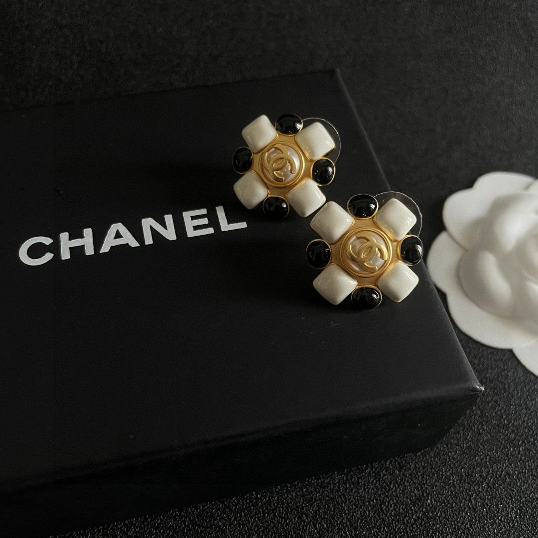 Double-C Emblem Stud Earrings in Polished Metal-Tone – Design 471 detail view