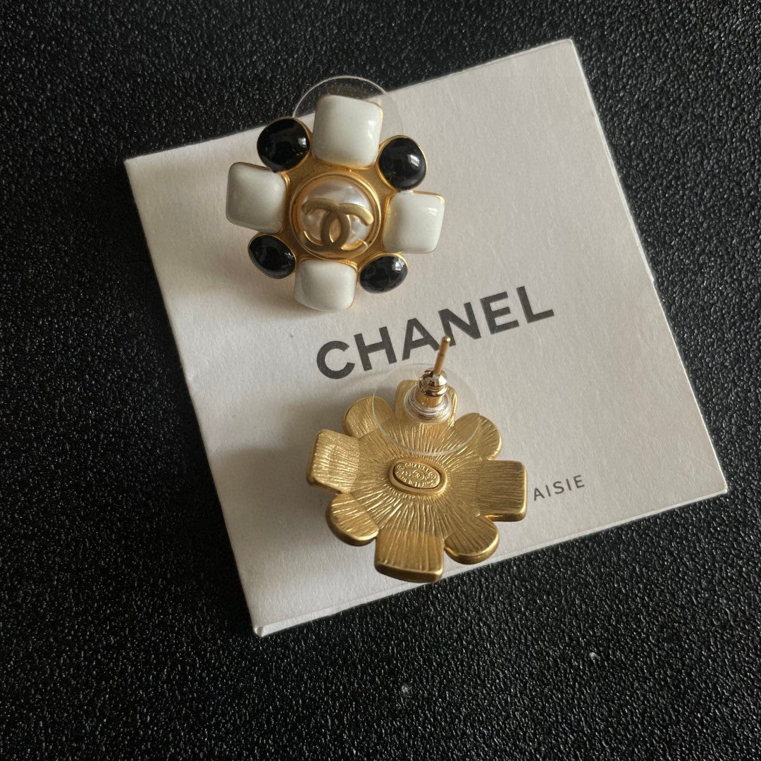 Double-C Emblem Stud Earrings in Polished Metal-Tone – Design 471 main product view