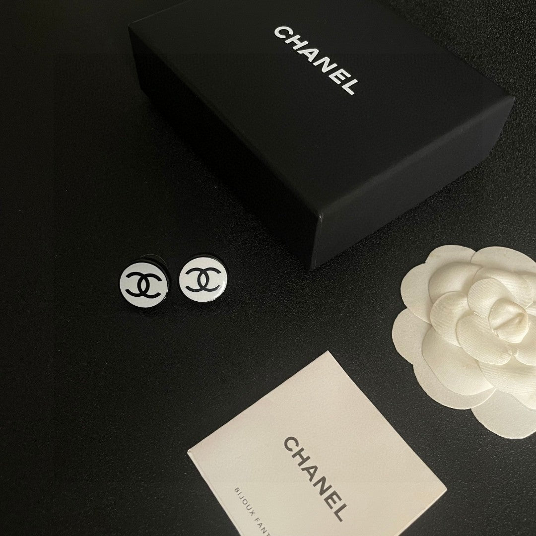 Double-C Emblem Stud Earrings in Polished Metal-Tone – Design 470 close-up detail