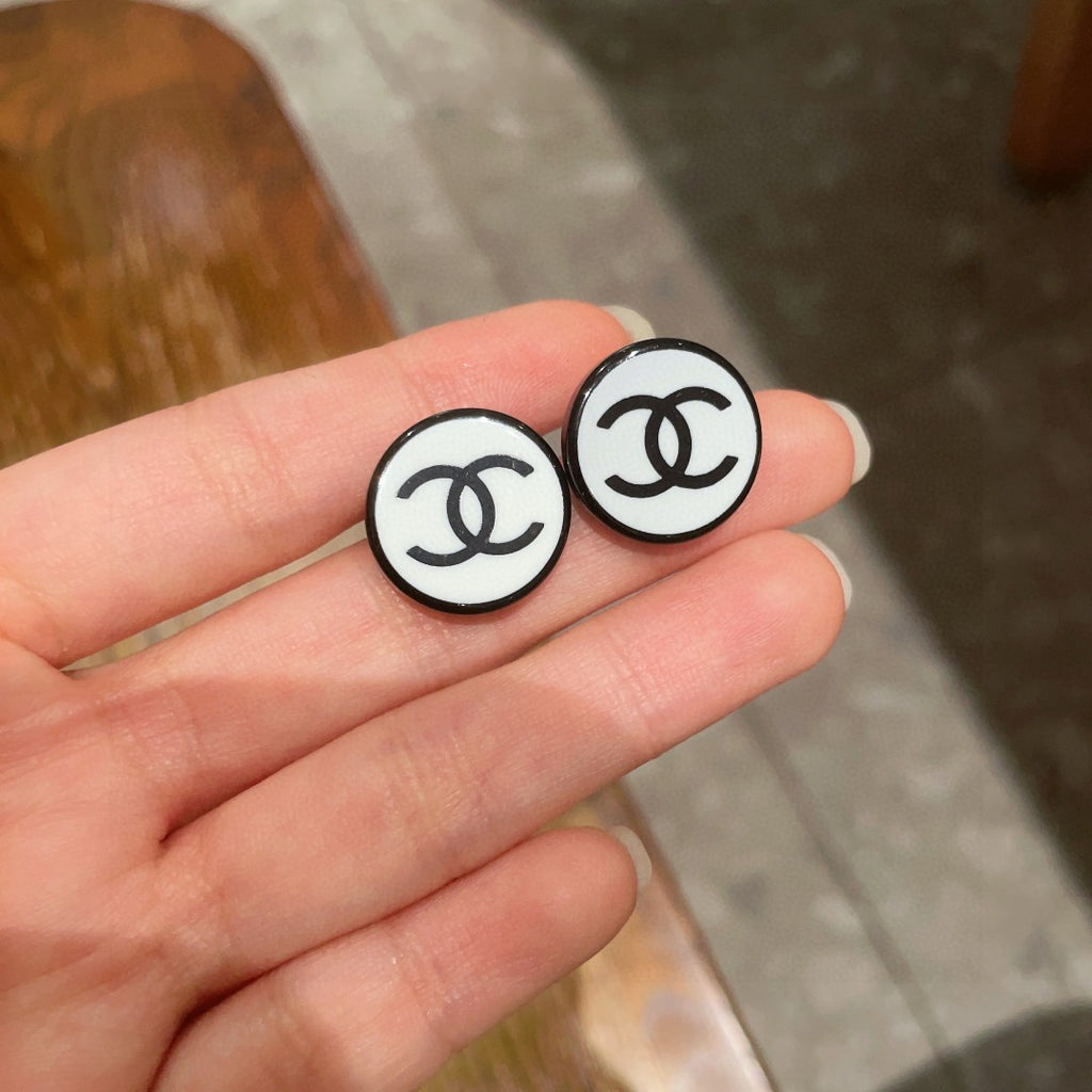 Double-C Emblem Stud Earrings in Polished Metal-Tone – Design 470 side detail