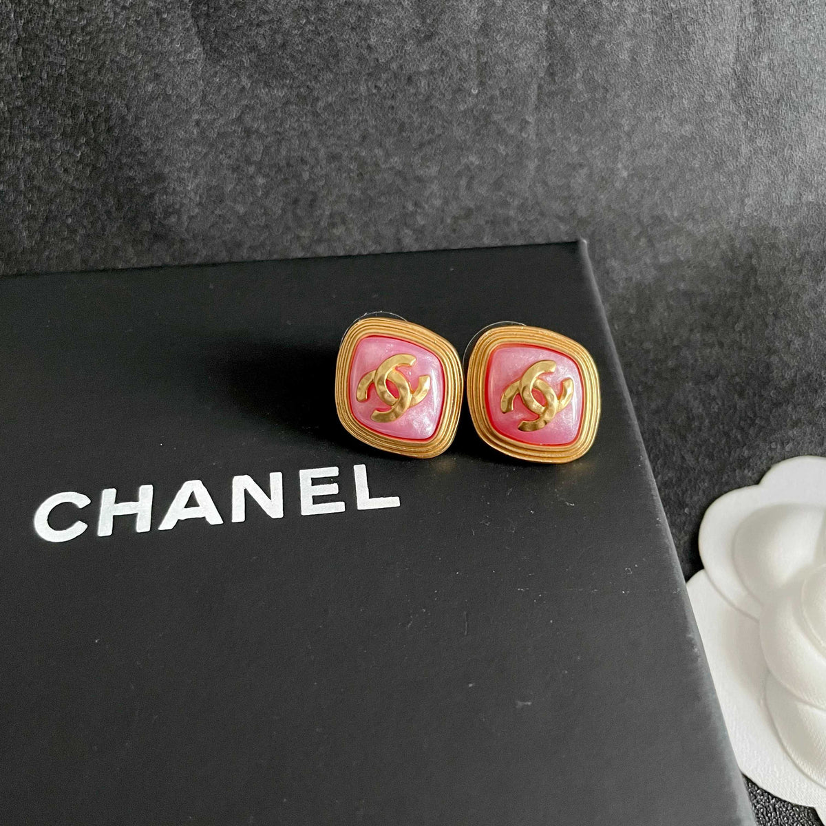 Double-C Emblem Stud Earrings in Polished Metal-Tone – Design 468 detail view