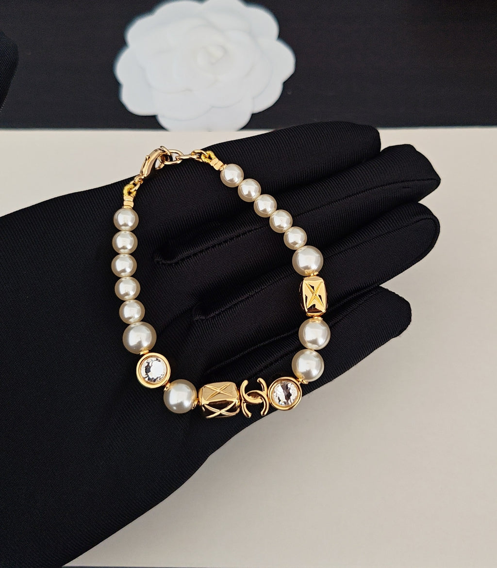 Pearl Bracelet in Gold-Tone – Pearl Detail – Design 002 front product view