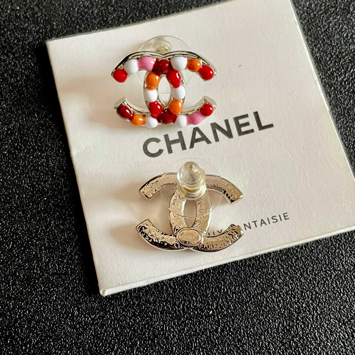 Double-C Emblem Stud Earrings in Polished Metal-Tone – Design 137 main product view