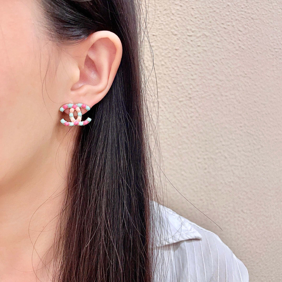 Double-C Emblem Stud Earrings in Polished Metal-Tone – Design 136 detail view