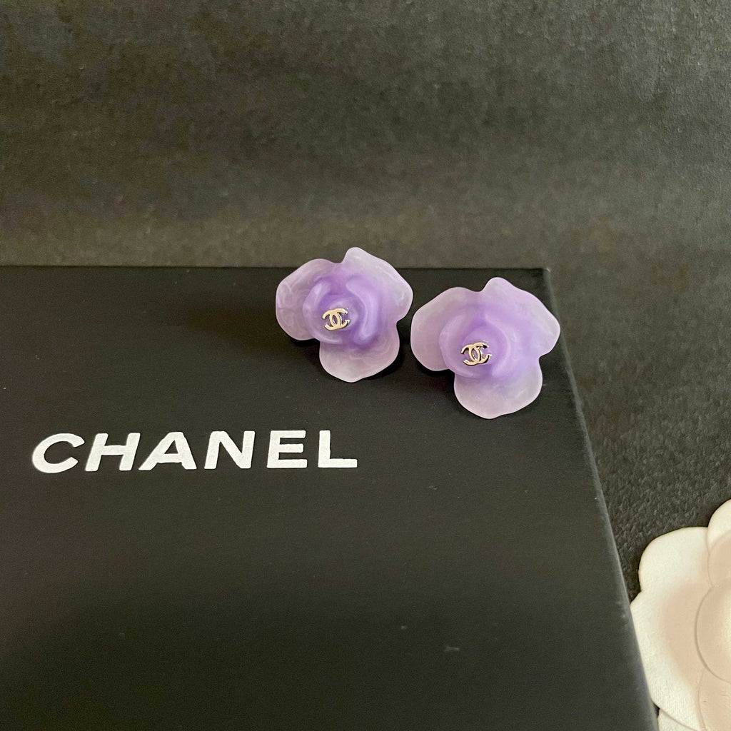 Double-C Emblem Stud Earrings in Polished Metal-Tone – Design 133 detail view