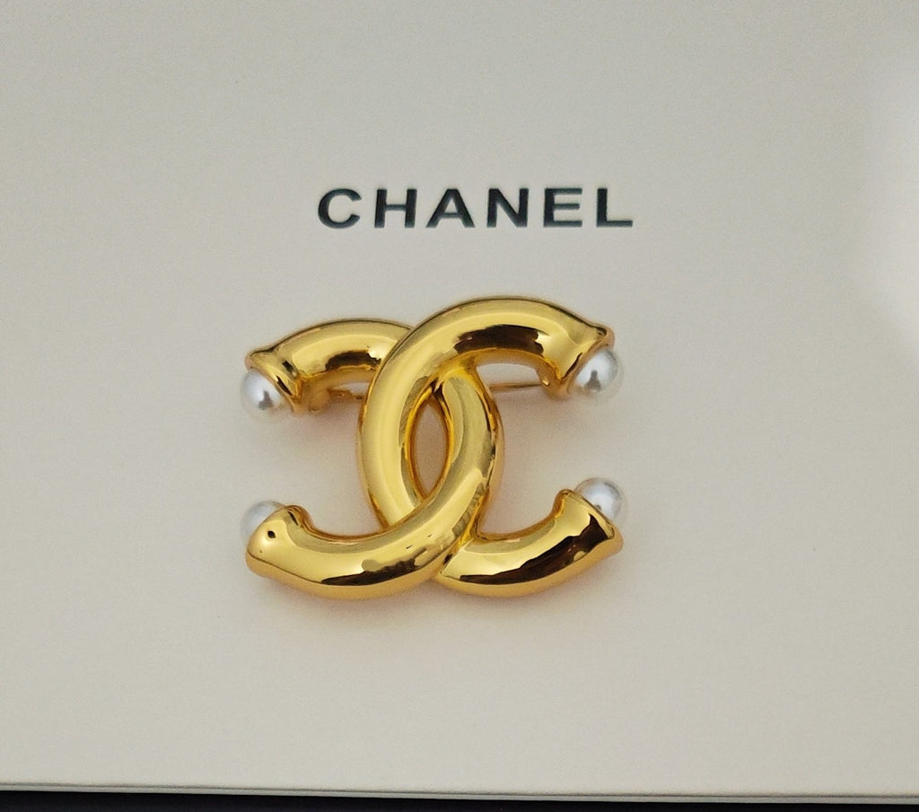 Pearl Brooch in Gold-Tone – Pearl Detail – Design 002 side detail