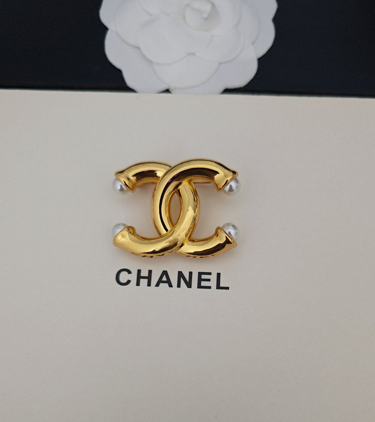 Pearl Brooch in Gold-Tone – Pearl Detail – Design 002 detail view