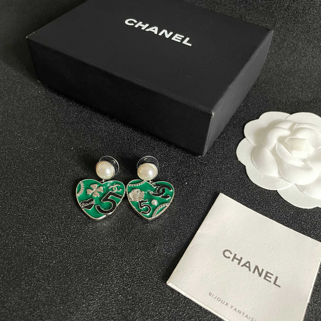 Double-C Emblem Pearl-Detail Statement Earrings – Pearl Detail – Design 007 close-up detail