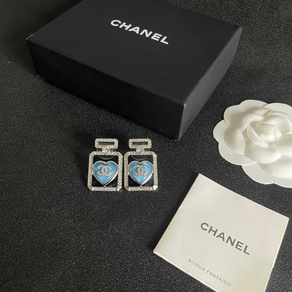 Double-C Emblem Stud Earrings in Polished Metal-Tone – Heart Detail – Design 003 close-up detail