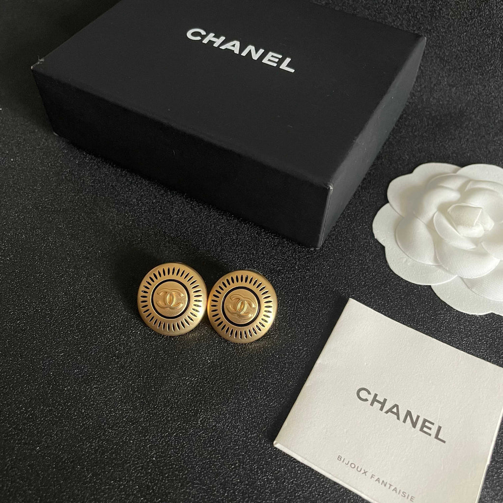 Double-C Emblem Stud Earrings in Polished Metal-Tone – Design 100 close-up detail