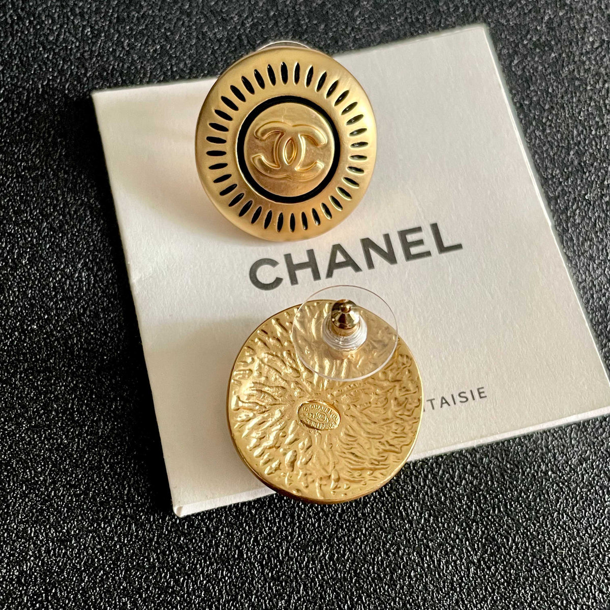 Double-C Emblem Stud Earrings in Polished Metal-Tone – Design 117 main product view
