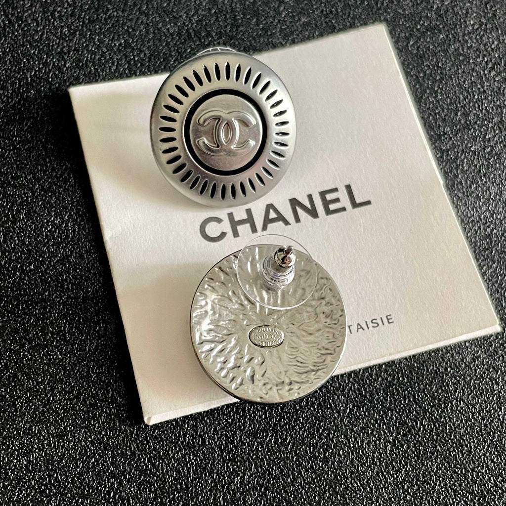 Double-C Emblem Stud Earrings in Polished Metal-Tone – Design 099 main product view