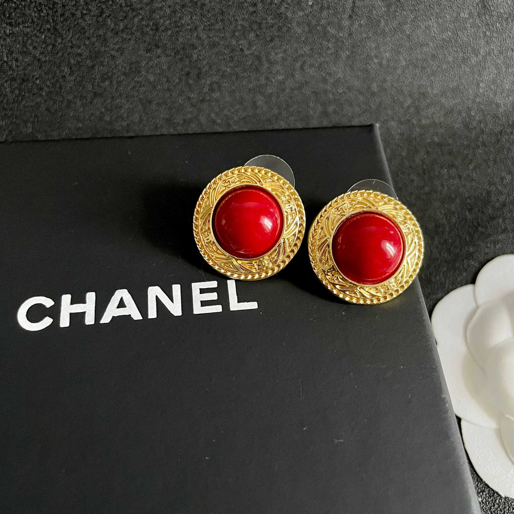 Double-C Emblem Stud Earrings in Polished Metal-Tone – Design 066 detail view
