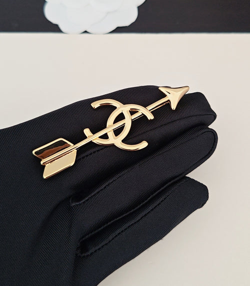 Arrow Brooch in Gold-Tone – Arrow Detail – Design 002 front product view