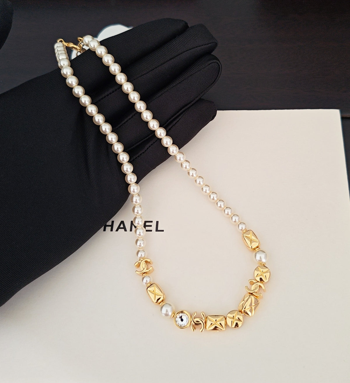 Pearl Pearl-Detail Pendant Necklace – Pearl Detail – Design 003 detail view