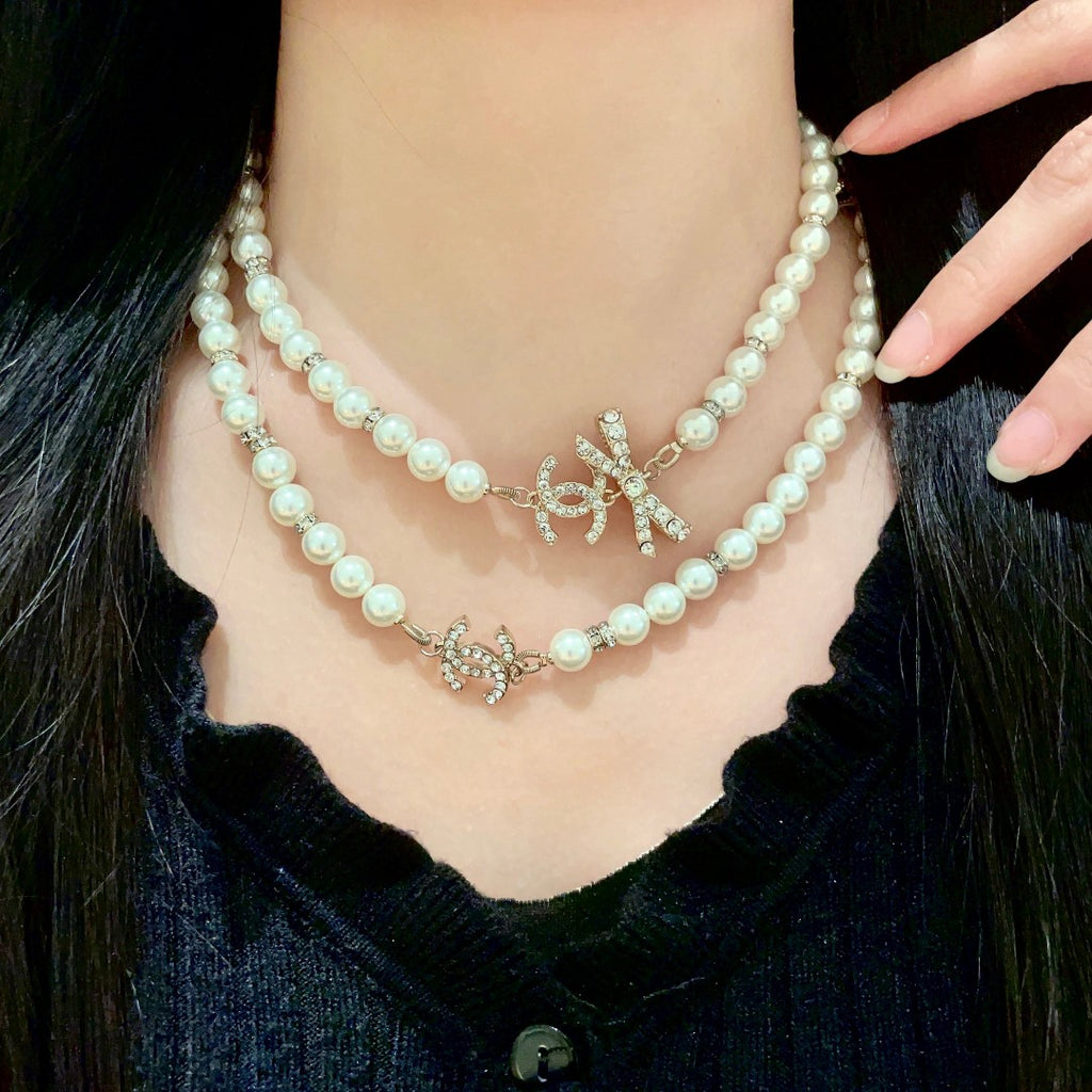 Letter Pearl-Detail Pendant Necklace – Pearl Detail – Design 002 detail view