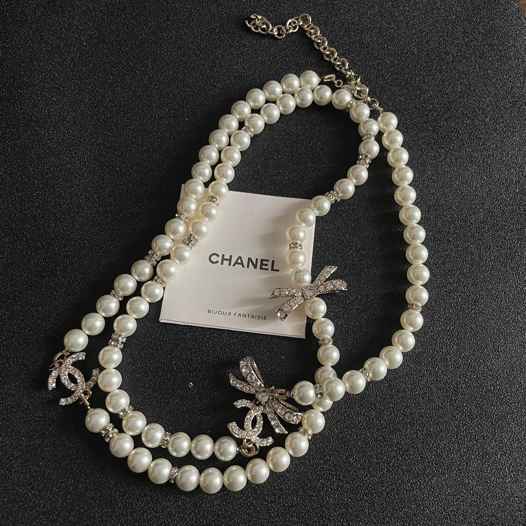 Letter Pearl-Detail Pendant Necklace – Pearl Detail – Design 002 detail view