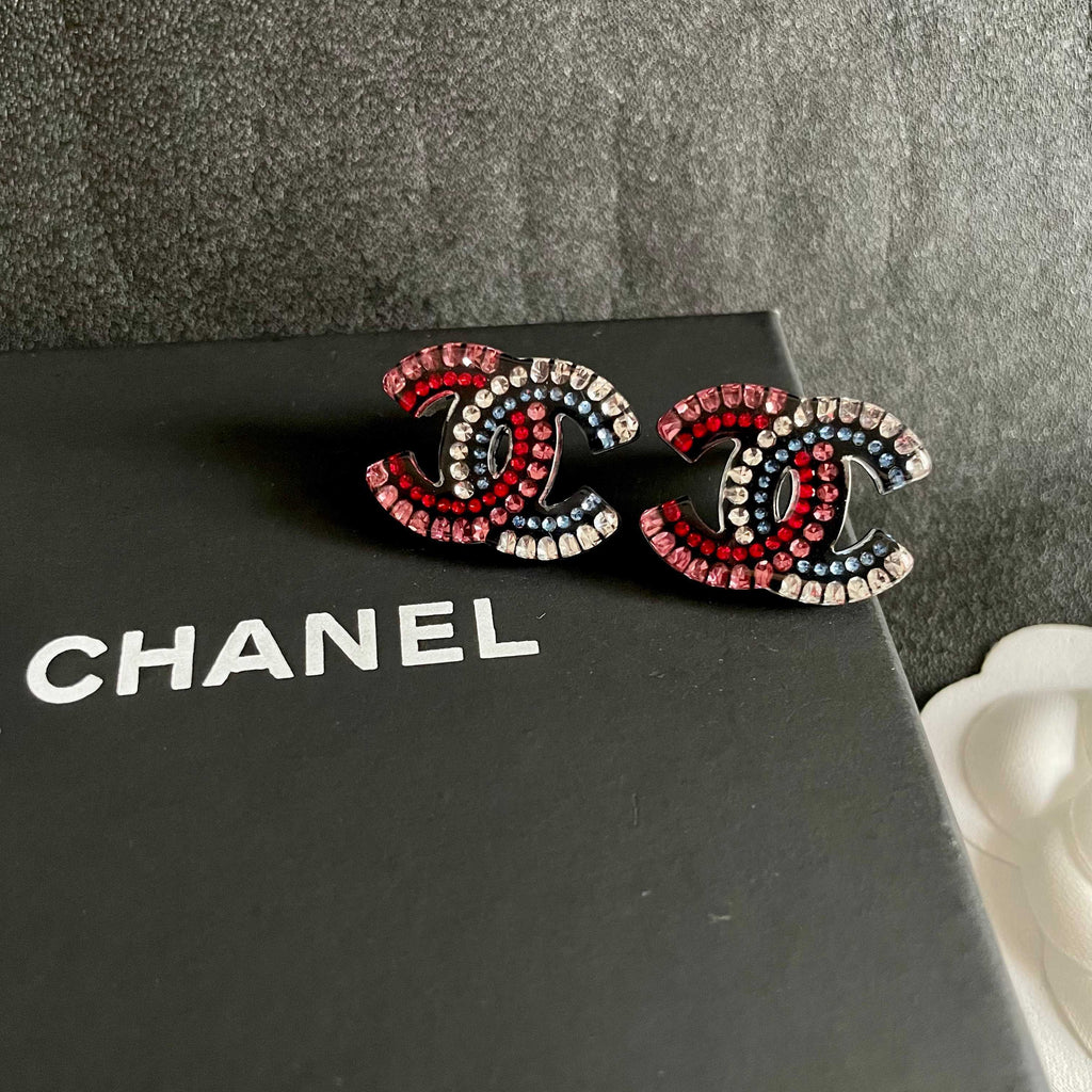Double-C Emblem Stud Earrings in Polished Metal-Tone – Design 093 detail view
