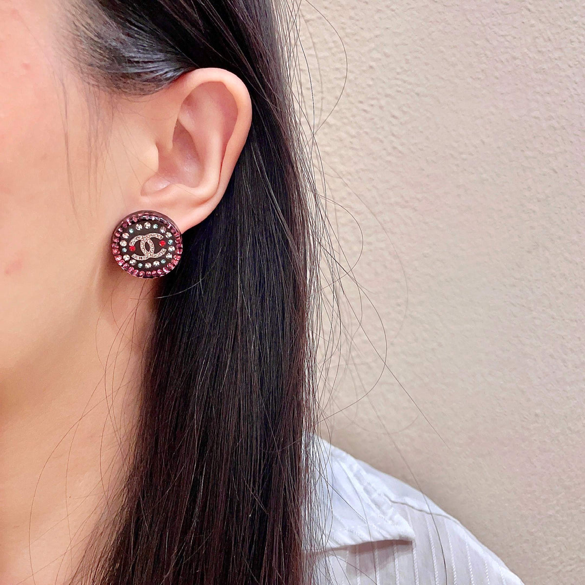 Double-C Emblem Stud Earrings in Polished Metal-Tone – Design 092 detail view