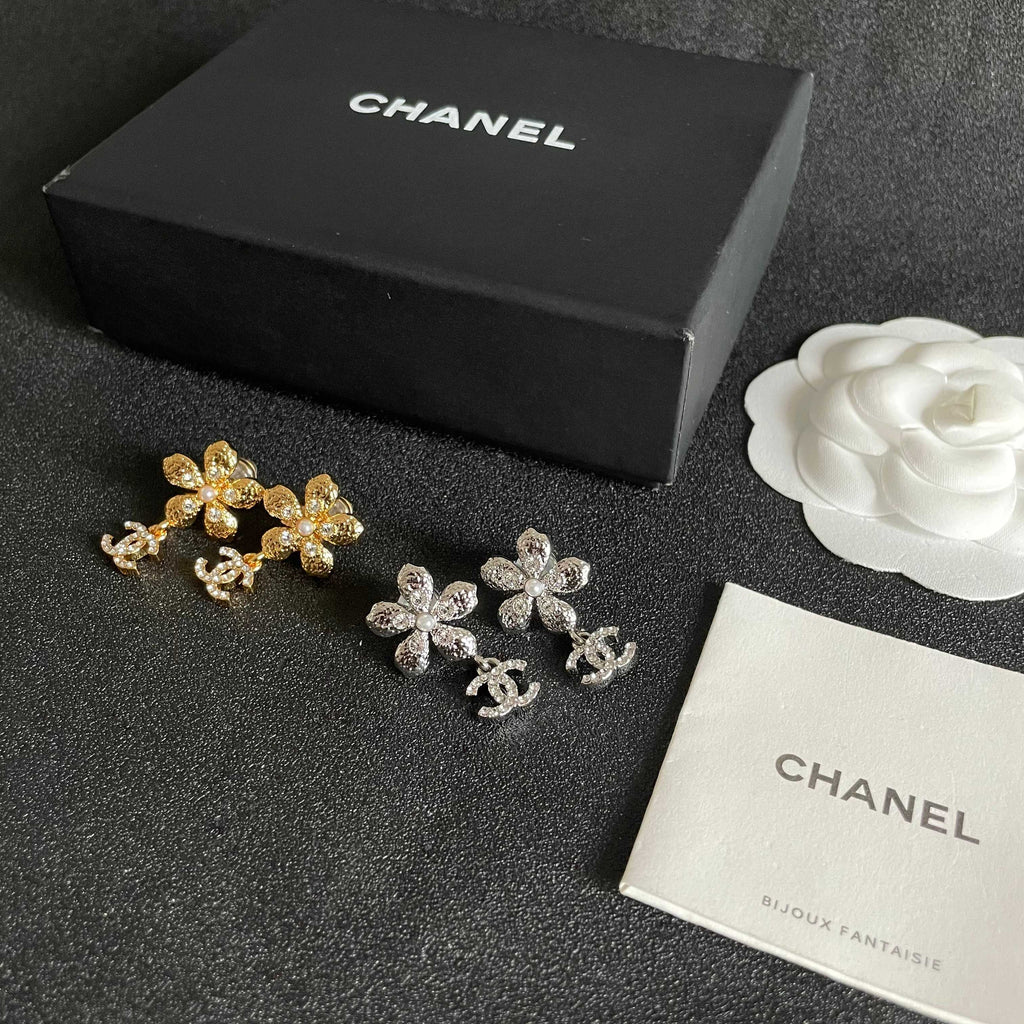 Double-C Emblem Stud Earrings in Polished Metal-Tone – Design 089 close-up detail