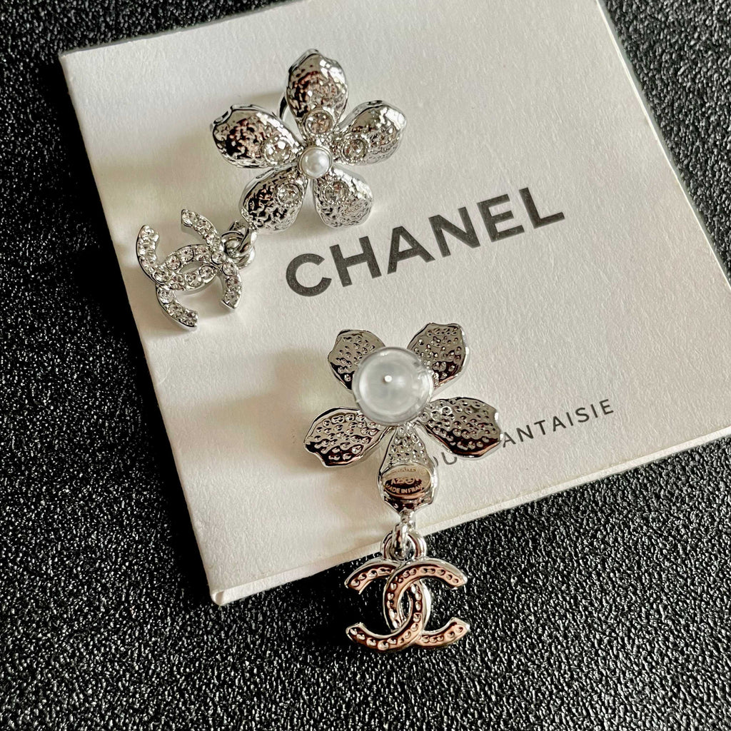 Double-C Emblem Stud Earrings in Polished Metal-Tone – Design 089 main product view