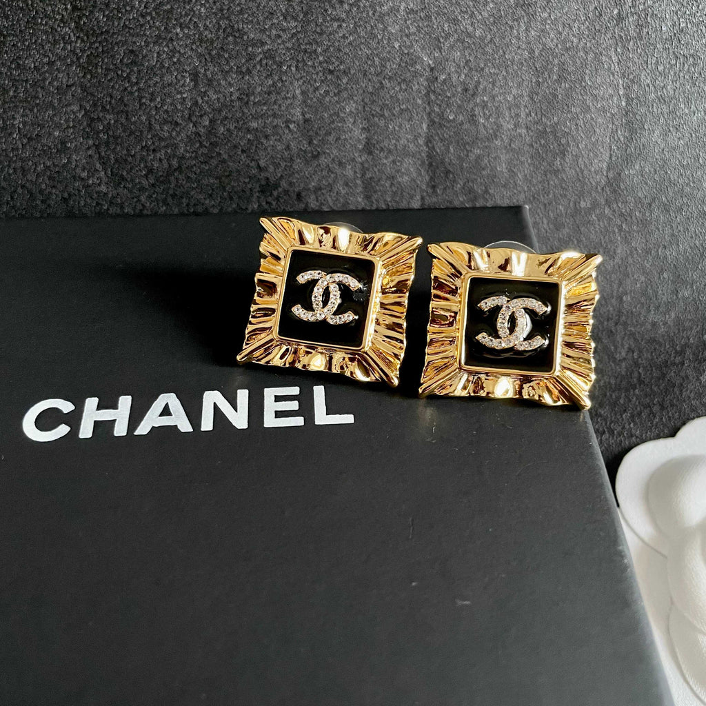 Double-C Emblem Stud Earrings in Polished Metal-Tone – Design 086 detail view